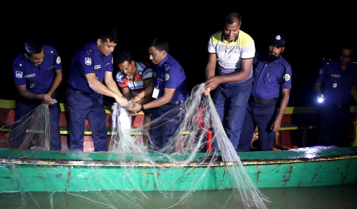 ইলিশ রক্ষায় পুলিশ ইলিশ রক্ষায় পুলিশ