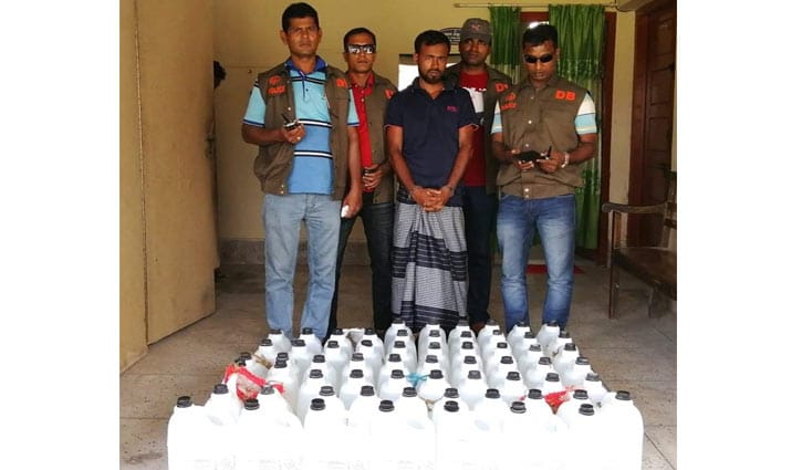 ৩০০ লিটার ফরমালিনসহ চোরাকারবারী আটক ৩০০ লিটার ফরমালিনসহ চোরাকারবারী আটক