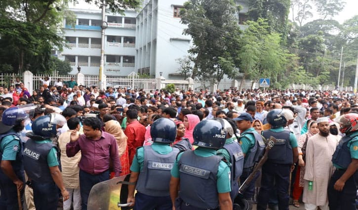 সমাবেশ পণ্ড হওয়ায় শিক্ষকদের বিক্ষোভ সমাবেশ পণ্ড হওয়ায় শিক্ষকদের বিক্ষোভ