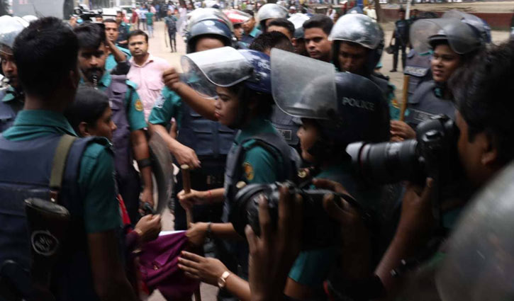 শিক্ষকরা ছত্রভঙ্গ, আহত ১০ শিক্ষকরা ছত্রভঙ্গ, আহত ১০