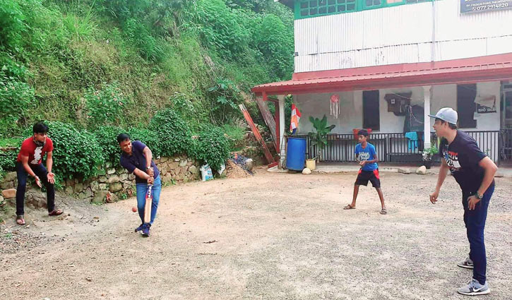 দুর্গম আদম পাহাড়ে ওঠার আগে রেকি