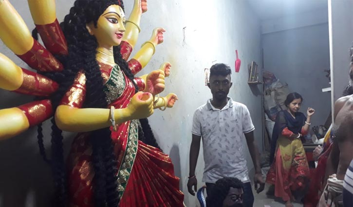 অদম্য এক নারী প্রতিমাশিল্পী অনামিকা অদম্য এক নারী প্রতিমাশিল্পী অনামিকা