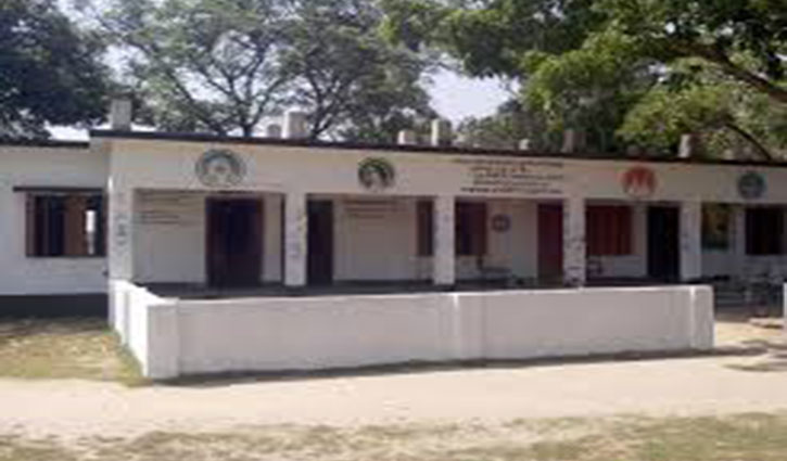 প্রধান শিক্ষকের হাতে শিক্ষিকা লাঞ্ছিত প্রধান শিক্ষকের হাতে শিক্ষিকা লাঞ্ছিত