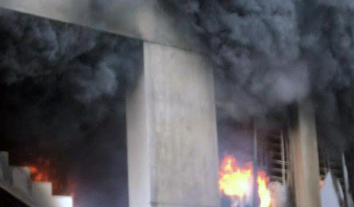 হেমায়েতপুরে তৈরি পোশাক কারখানায় আগুন হেমায়েতপুরে তৈরি পোশাক কারখানায় আগুন