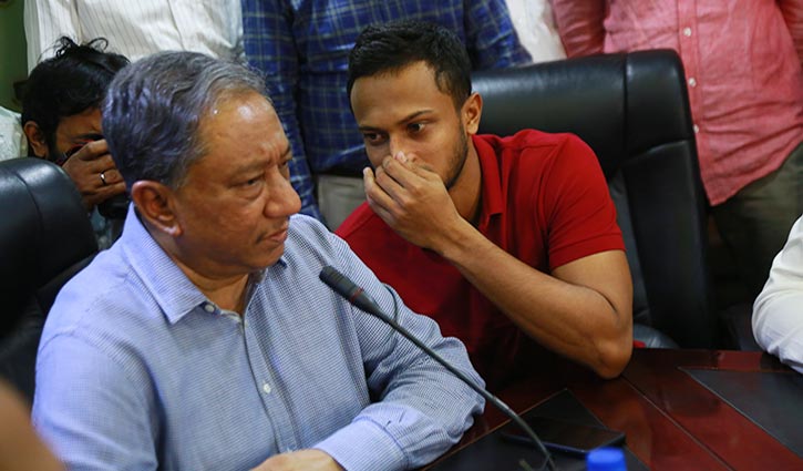 সমঝোতার পর গভীর রাতে ক্রিকেটারদের বৈঠক