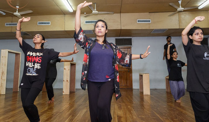 নাচের মুদ্রায় ‘হো চি মিন’ নাচের মুদ্রায় ‘হো চি মিন’