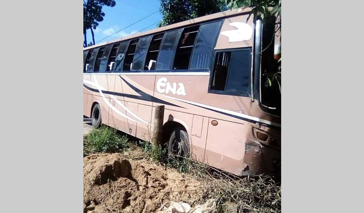 নিয়ন্ত্রণ হারিয়ে এনা পরিবহনের বাস খাদে