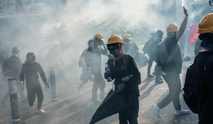 পুলিশের টিয়ার গ্যাস, পুলিশকে পেট্রোলবোমা