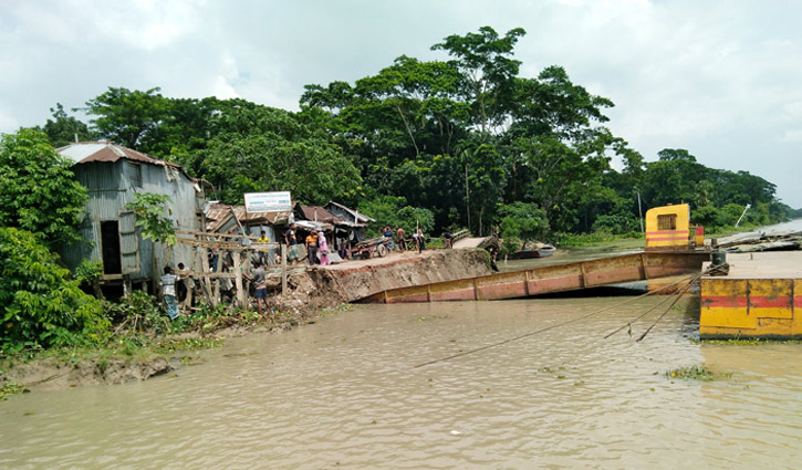 সুগন্ধার আকস্মিক ভাঙনে ফেরি চলাচল বন্ধ সুগন্ধার আকস্মিক ভাঙনে ফেরি চলাচল বন্ধ