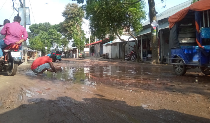 'ভাঙ্গা রাস্তা পার হলেই বুঝবেন, পৌরসভা শেষ'