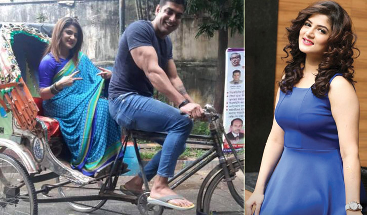 স্বামী-শাশুড়িকে নিয়ে এফডিসিতে শ্রাবন্তী স্বামী-শাশুড়িকে নিয়ে এফডিসিতে শ্রাবন্তী
