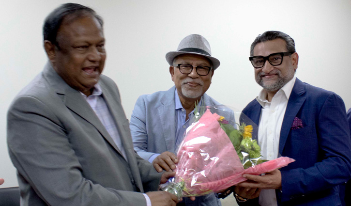 বিল ব্লেয়ার ও টিপু মুন্সির মত বিনিময় বিল ব্লেয়ার ও টিপু মুন্সির মত বিনিময়