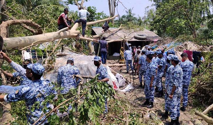অসহায় মানুষের পাশে বিমান বাহিনী অসহায় মানুষের পাশে বিমান বাহিনী