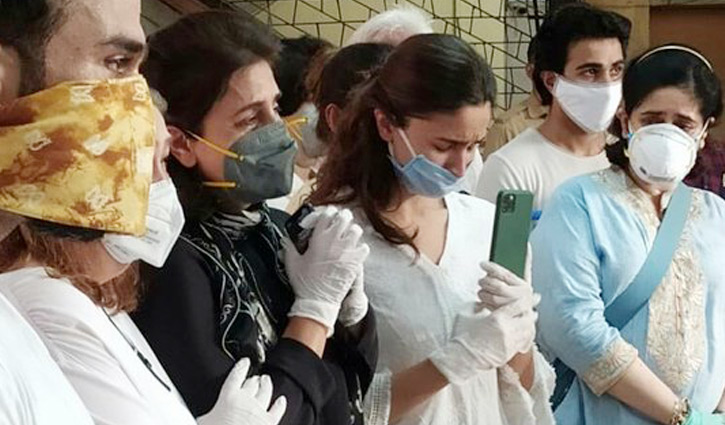 ঋষির শেষকৃত্যে ফোন হাতে কী করছিলেন আলিয়া?