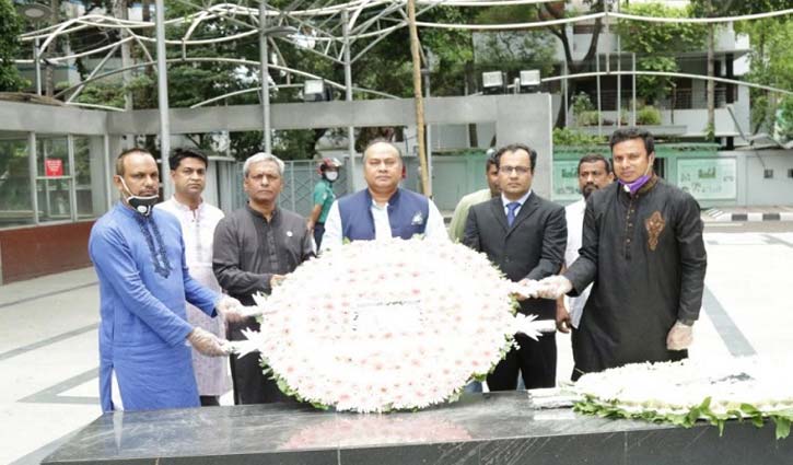 বঙ্গবন্ধুর প্রতিকৃতিতে বিএসইসির নতুন ২ কমিশনারের শ্রদ্ধা বঙ্গবন্ধুর প্রতিকৃতিতে বিএসইসির নতুন ২ কমিশনারের শ্রদ্ধা