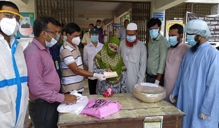 করোনাজয়ী নারীকে ২৫ হাজার টাকা ও ফল উপহার