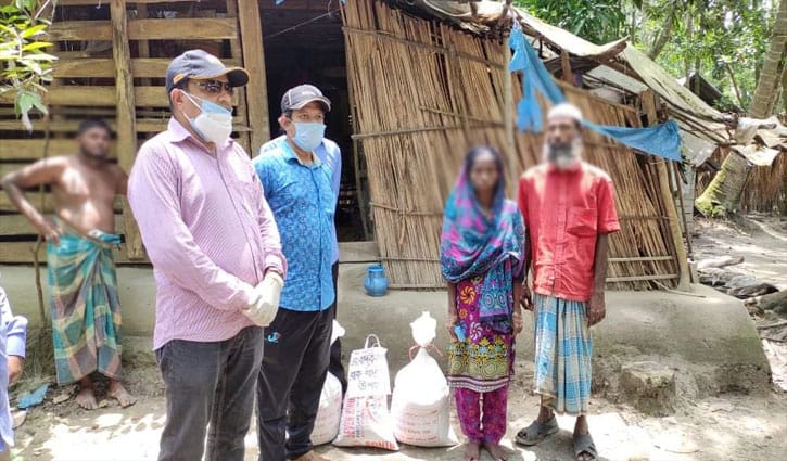 দুলাল-তাজেনুরের বাড়িতে খাদ্য সহায়তা পৌঁছালেন ইউএনও দুলাল-তাজেনুরের বাড়িতে খাদ্য সহায়তা পৌঁছালেন ইউএনও