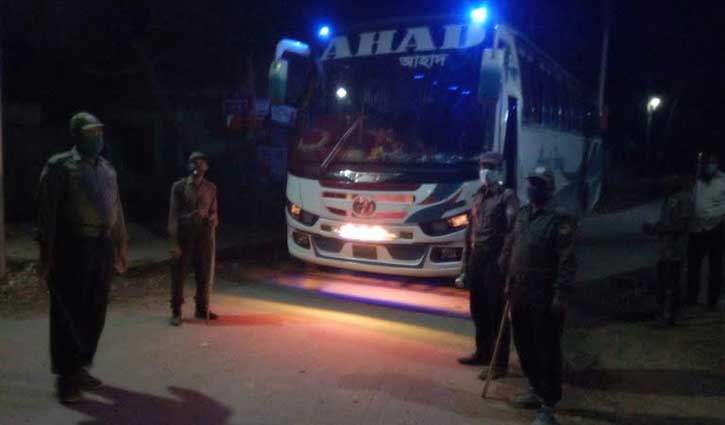 লকডাউন অমান্য করায় হিলিতে ঢাকাগামী বাস জব্দ