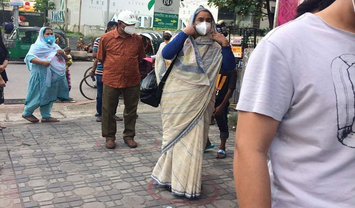 লাইনে দাঁড়ানো শিক্ষামন্ত্রীর ছবি ভাইরাল লাইনে দাঁড়ানো শিক্ষামন্ত্রীর ছবি ভাইরাল