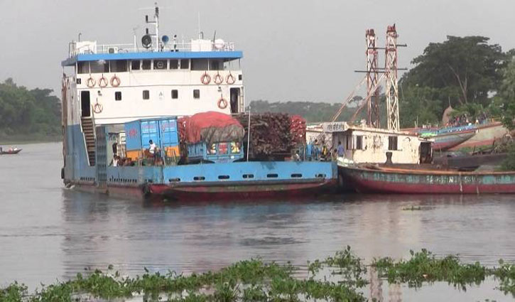 লক্ষ্মীপুর-ভোলা রুটে ফেরি চলাচল বন্ধ লক্ষ্মীপুর-ভোলা রুটে ফেরি চলাচল বন্ধ