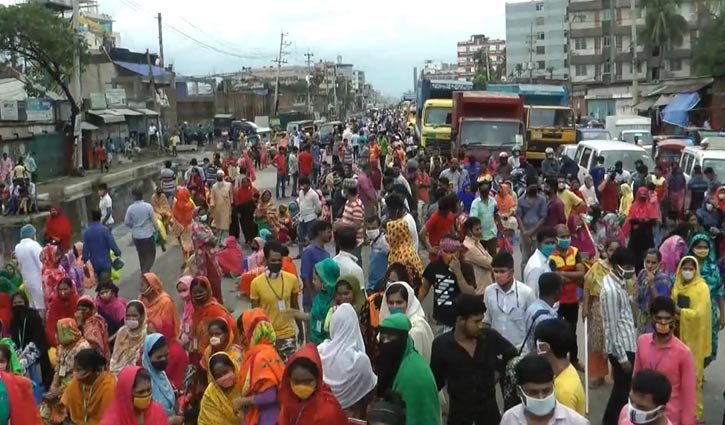 গাজীপুরে বেতন-বোনাসের দাবিতে শ্রমিকদের বিক্ষোভ গাজীপুরে বেতন-বোনাসের দাবিতে শ্রমিকদের বিক্ষোভ