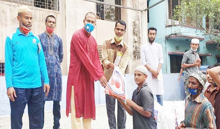 হবিগঞ্জে পত্রিকা বিক্রেতাদের মাঝে মেয়রের ঈদ উপহার বিতরণ হবিগঞ্জে পত্রিকা বিক্রেতাদের মাঝে মেয়রের ঈদ উপহার বিতরণ