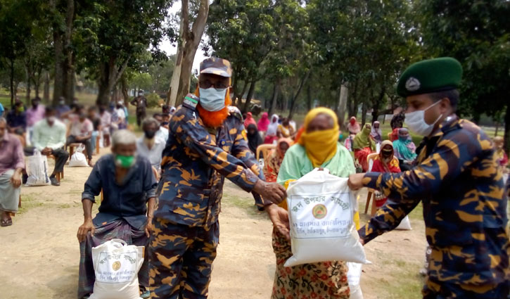 ১০০ পরিবার ঈদ উপহার হিলির আনসারের ১০০ পরিবার ঈদ উপহার হিলির আনসারের