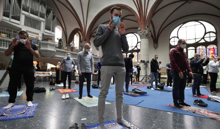 Germany church hosts Muslims for Friday prayers