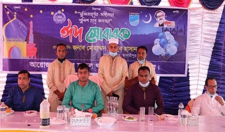 মাদারীপুরে থানায় প্রীতিভোজ, সমালোচনার ঝড় মাদারীপুরে থানায় প্রীতিভোজ, সমালোচনার ঝড়