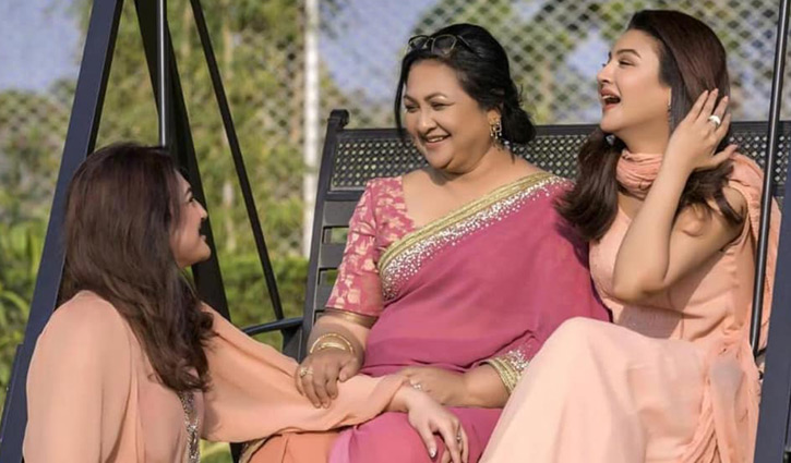 ছবিতে মায়ের সঙ্গে তারকারা