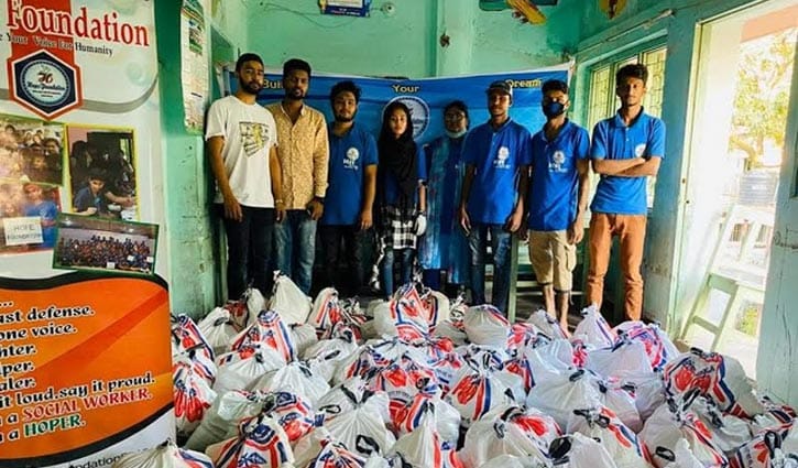 চট্টগ্রামে ২০০ পরিবারকে খাদ্য দিলো ‘হোপ ফাউন্ডেশন’ চট্টগ্রামে ২০০ পরিবারকে খাদ্য দিলো ‘হোপ ফাউন্ডেশন’