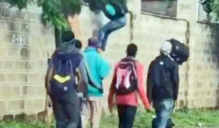 কোয়ারেন্টাইন থেকে পালিয়ে বারে মদ পান