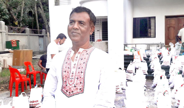 বাড়ি বাড়ি ঈদ উপহার দিচ্ছেন যুবলীগ নেতা ওয়াহিদুজ্জামান বাড়ি বাড়ি ঈদ উপহার দিচ্ছেন যুবলীগ নেতা ওয়াহিদুজ্জামান