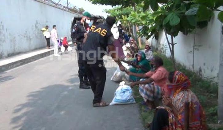 না.গঞ্জে দেড় শতাধিক প্রতিবন্ধীকে খাদ্যসামগ্রী দিলো র‌্যাব