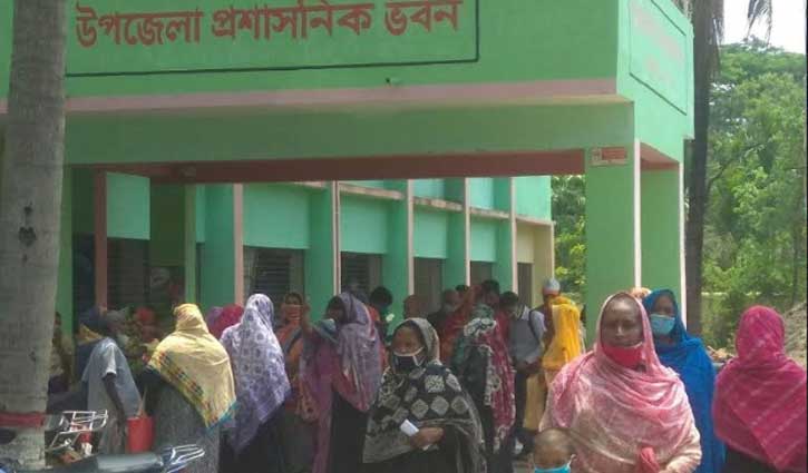 নাটোরে ত্রাণের দাবীতে ইউএনও অফিসে ভীড় নাটোরে ত্রাণের দাবীতে ইউএনও অফিসে ভীড়