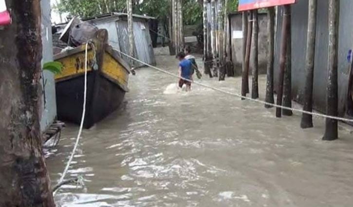 সংস্কার হয়নি বেড়িবাঁধ, হাতিয়ার লোকালয়ে জোয়ারের পানি সংস্কার হয়নি বেড়িবাঁধ, হাতিয়ার লোকালয়ে জোয়ারের পানি