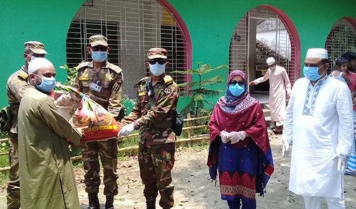 নরসিংদীতে সেনাবাহিনীর উদ্যোগে খাদ্যসামগ্রী ও অর্থ বিতরণ নরসিংদীতে সেনাবাহিনীর উদ্যোগে খাদ্যসামগ্রী ও অর্থ বিতরণ