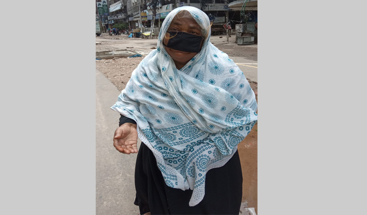 বৃদ্ধার ভিক্ষার টাকায় চলে সংসার বৃদ্ধার ভিক্ষার টাকায় চলে সংসার