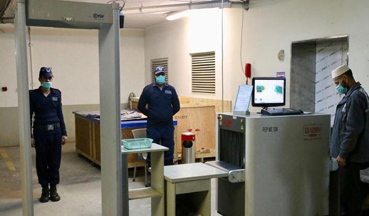 Pakistan reopens factories during lockdown