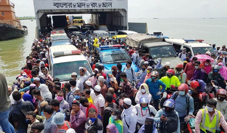 শিমুলিয়া-কাঁঠালবাড়ি নৌরুটে ঘরমুখী মানুষের ভিড় শিমুলিয়া-কাঁঠালবাড়ি নৌরুটে ঘরমুখী মানুষের ভিড়