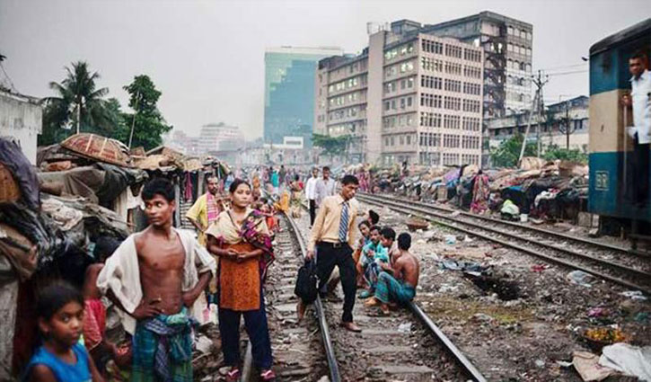 সামাজিক দূরত্ব মানছেন না বস্তির মানুষ