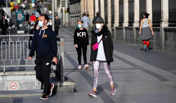 Spain makes masks mandatory on public transport