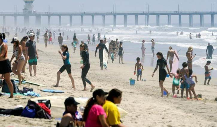 Thousands flock to sea beaches ignoring lockdown