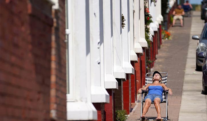 বিধিনিষেধ শিথিল হলেও ঘরেই থাকছেন ব্রিটিশরা
