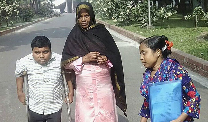 আনিছ যখন প্রধানমন্ত্রীর দিকে তাকিয়ে আনিছ যখন প্রধানমন্ত্রীর দিকে তাকিয়ে