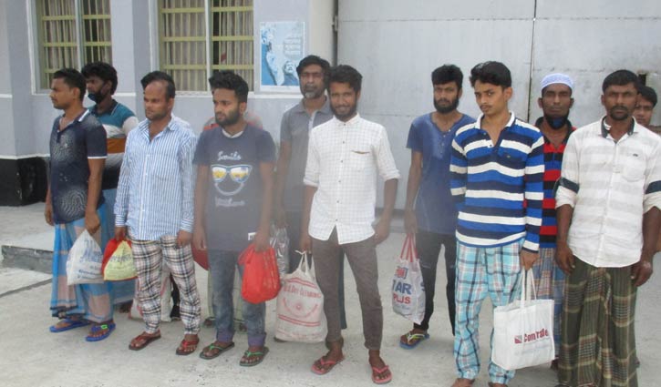 মাদারীপুর কারাগার থেকে মুক্ত ২৭ মাদারীপুর কারাগার থেকে মুক্ত ২৭
