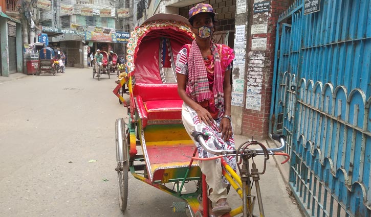 সন্তানের জন্য রিকশার প্যাডেল চাপছেন এই মা!