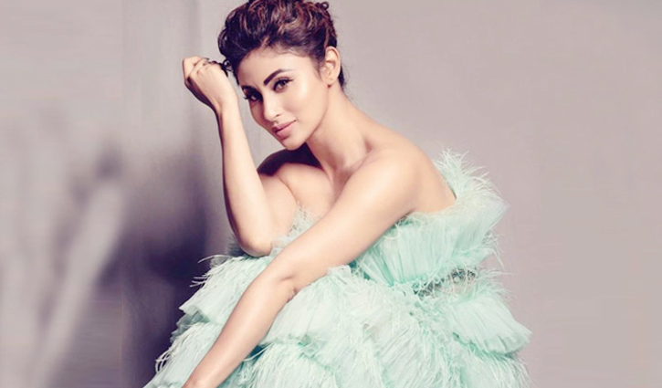 দুবাইয়ে আটকা পড়েছেন মৌনি