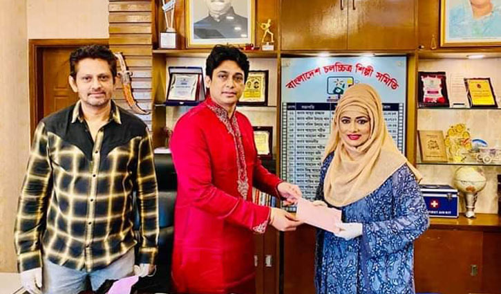 শিল্পী সমিতিতে অর্থ সহায়তা দিলেন রোজিনা শিল্পী সমিতিতে অর্থ সহায়তা দিলেন রোজিনা