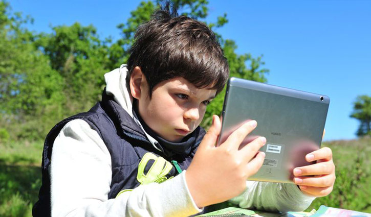 লকডাউনে পড়ার জন্য দেড় কিলোমিটার পাড়ি